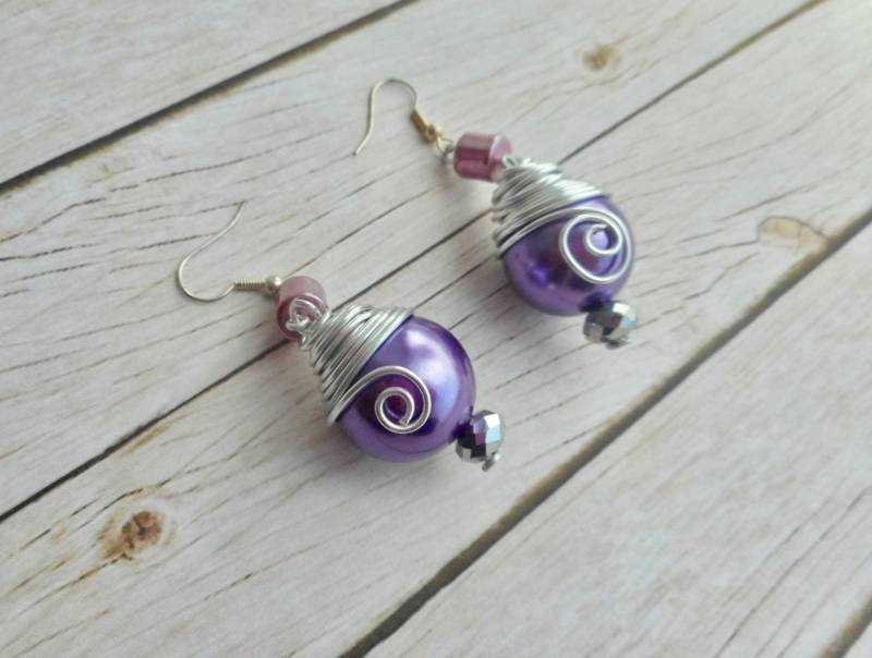 Lila Hängeohrringe/Drahtumwickelt Damenschmuck Gedrehter Draht Handgefertigter Schmuck Trendartikel von JHFWBeadsAndFindings