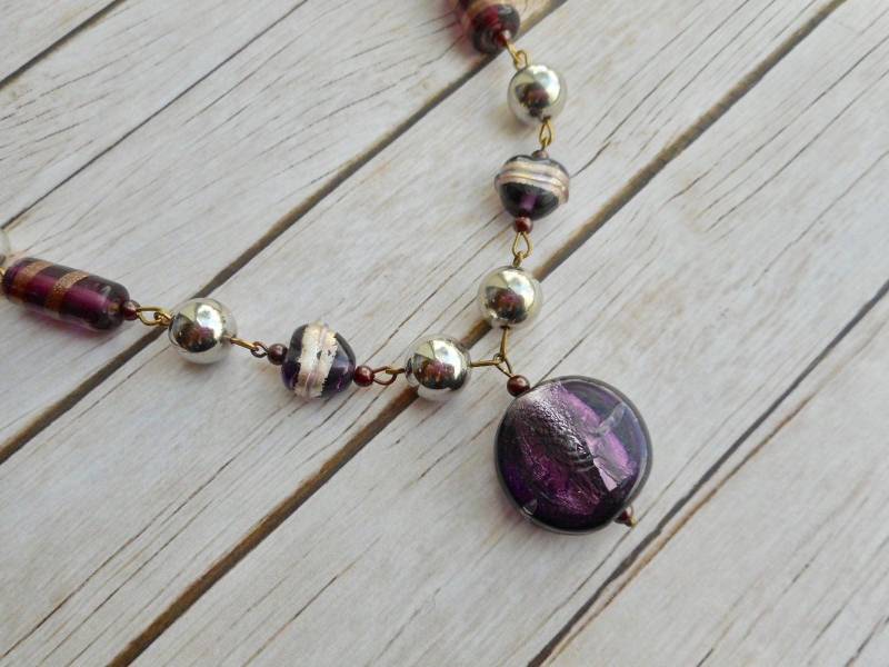 Lila Lampwork Perlen Halskette Dunkelviolett Glas Anhänger Silberton Damen Schmuck Handgefertigter Einzigartiges Stilvolles Geschenk von JHFWBeadsAndFindings