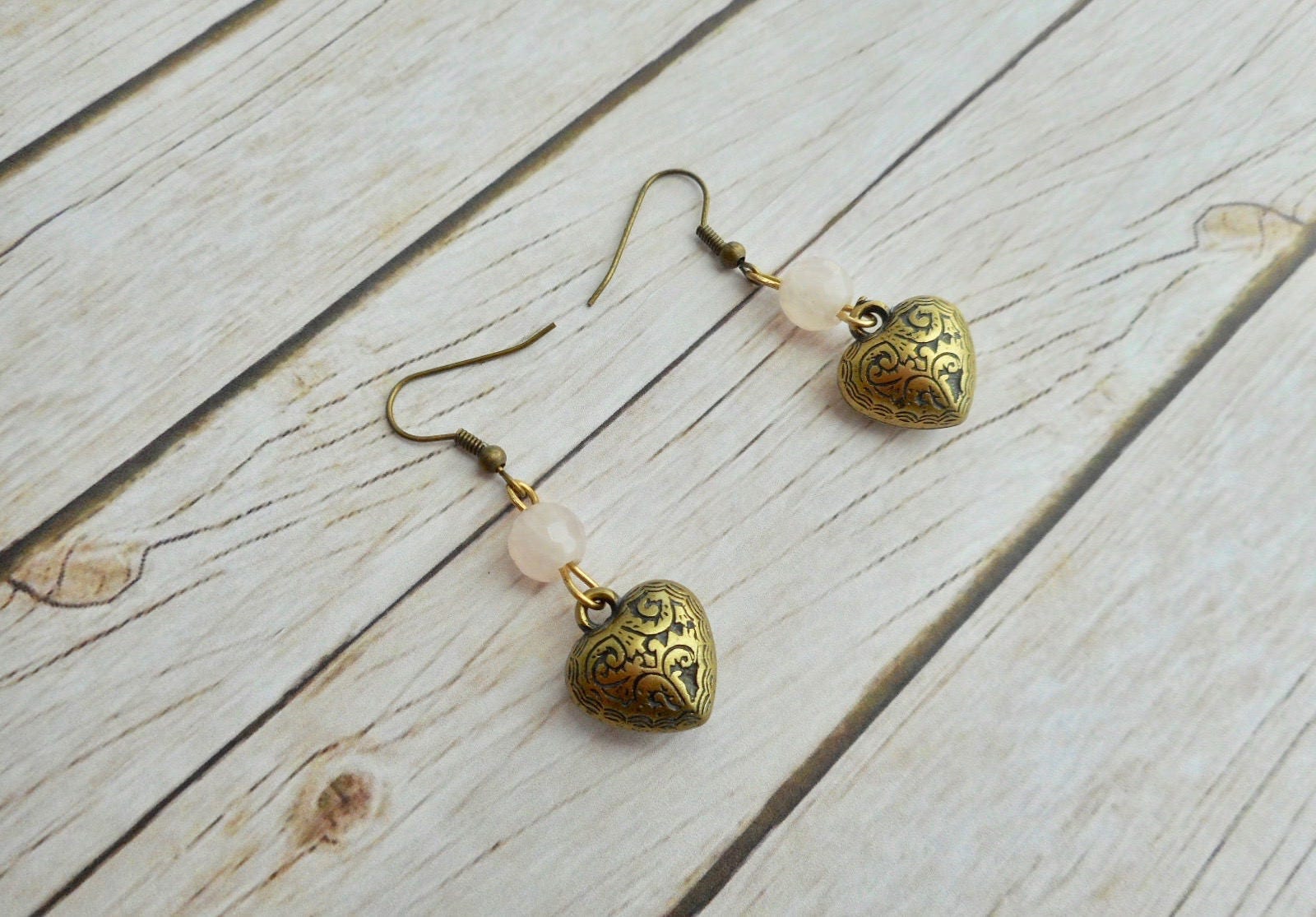 Ohrringe Mit Herzanhängern Aus Messing Und Rosenquarzperlen, Handgefertigter Damenschmuck Im Boho-stil, Einzigartiges Trendiges Geschenk Für Sie von JHFWBeadsAndFindings
