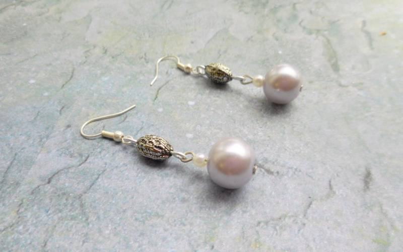 Zarte Lila Pastellfarbene Baumelnde Ohrringe/Selbstgemachter Schmuck Handgemachter Damenschmuck Schlichter Violett Grau von JHFWBeadsAndFindings