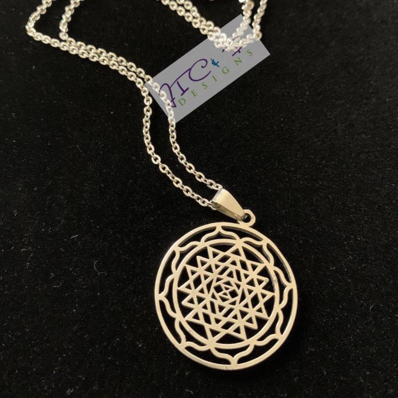 Edelstahl Sri Yantra Halskette Heilige Geometrie Anhänger Edelstahl Sri Yantra Halskette Heilige Geometrie Anhänger von JICFDesigns