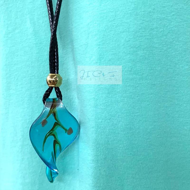 Murano Glas Blatt Anhänger Halskette Lange Schwarze Gewachste Baumwollschnur Murano Glas Blatt Anhänger Halskette Lange Schwarze Gewachste Baumwollschnur von JICFDesigns