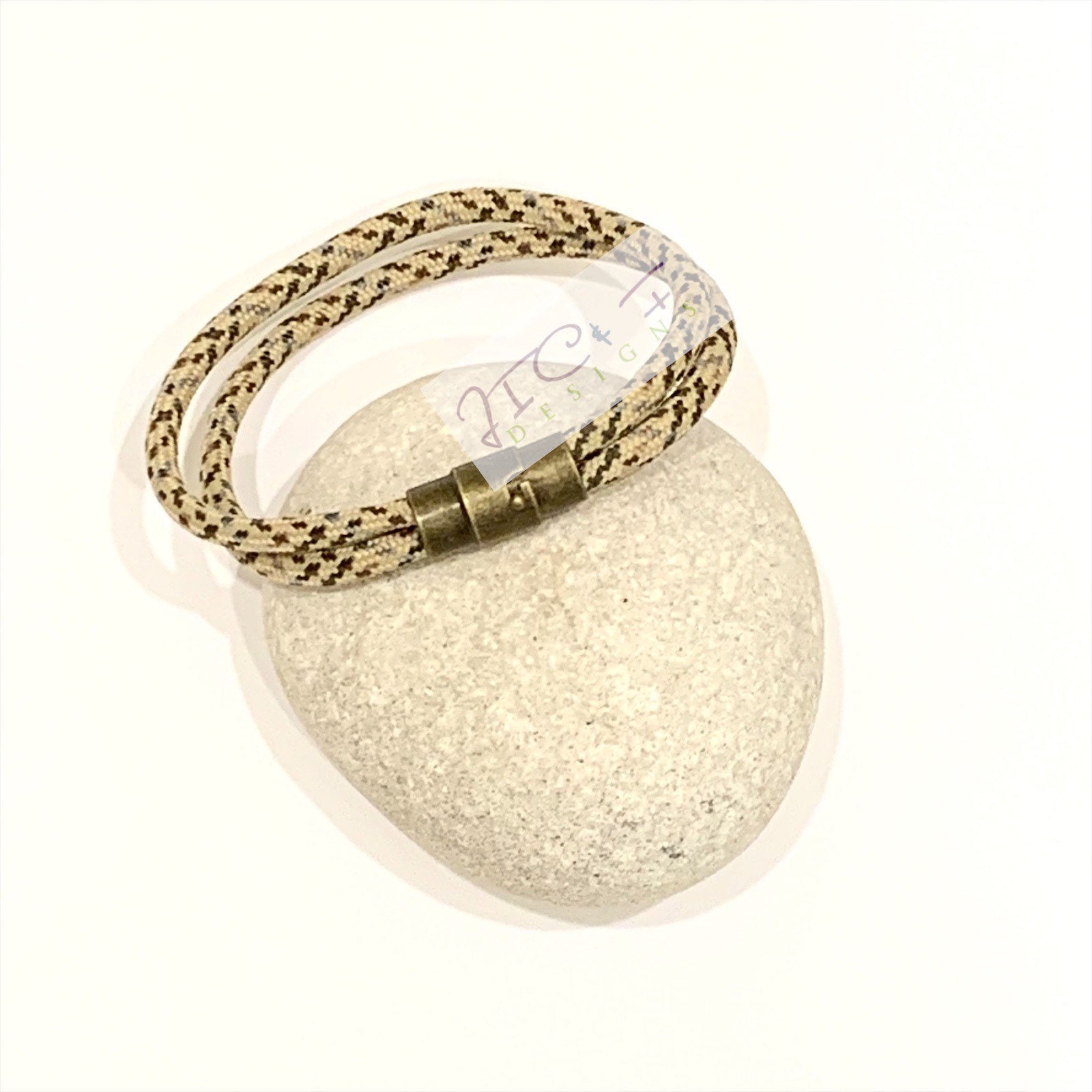 Handgefertigtes Sand Camo Paracord Armband Unisex Magnetverschluss Schmuck Handgefertigtes Sand Camo Paracord Armband Unisex Magnetverschluss Schmuck von JICFDesigns