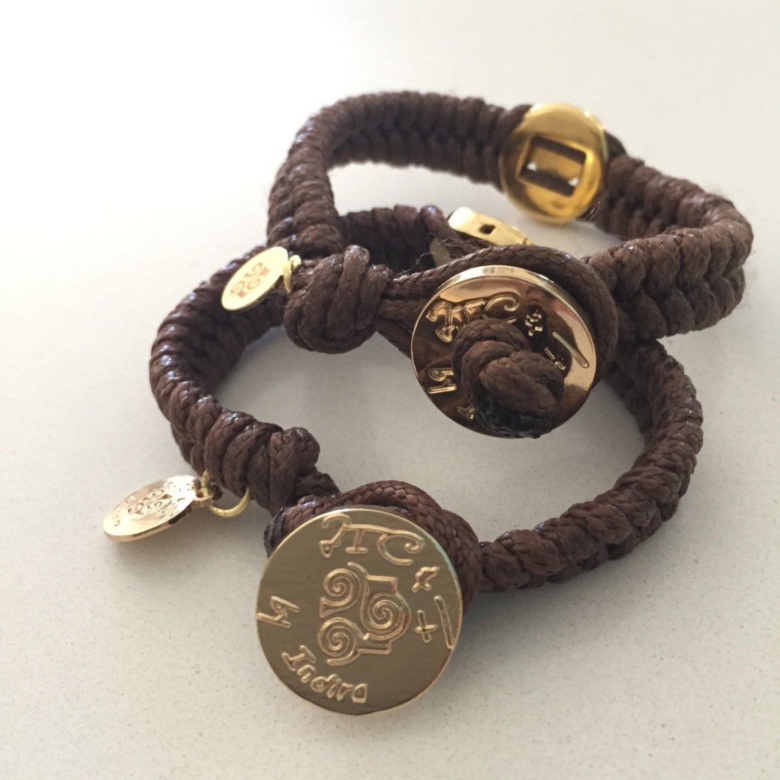 Handgemachtes Kokosnuss Braunes Baumwollkordel Armband Mit Vergoldeten Knopf Handgemachtes Kokosnuss Braunes Baumwollkordel Armband Mit Vergoldeten Knopf von JICFDesigns