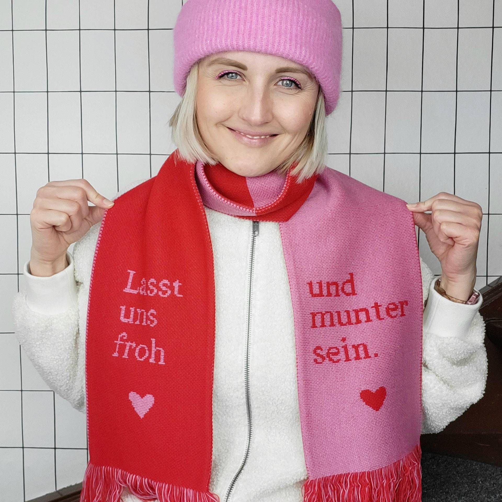 Schal "Froh & Munter", Weihnachtsschal Rosa Rot, Hochwertig Gestrickt Und Kuschelig Weich, Weihnachtsgeschenk Frau Schal "Froh & Munter", Weihnachtsschal Rosa Rot, Hochwertig Gestrickt Und Kuschelig Weich, Weihnachtsgeschenk Frau von JIPPIMARIEMALT