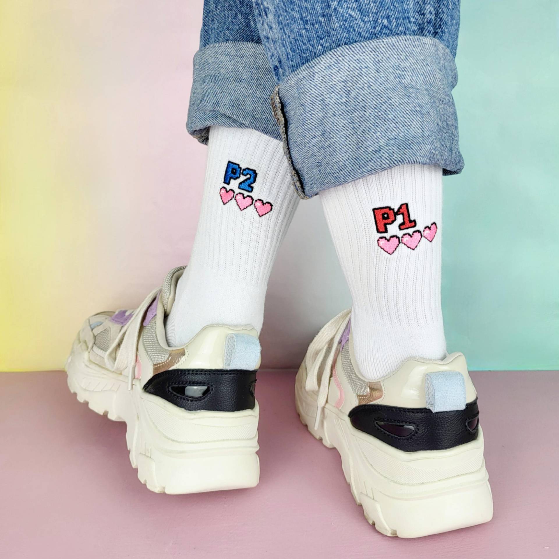Socken "Gamer", Witzige Tennissocken Mit Zocker Motiv Und Herzen, Hochwertig Bestickt Aus 80% Baumwolle, Geschenk Für Gamer, Zocker, Nerds Socken "Gamer", Witzige Tennissocken Mit Zocker Motiv Und Herzen, Hochwertig Bestickt Aus 80% Baumwolle, Geschenk Für Gamer, Zocker, Nerds von JIPPIMARIEMALT