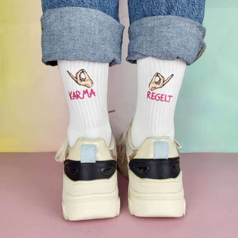 Socken "Karma Regelt", Witzige Tennissocken Mit Yoga Motiv Und Mittelfinger, Hochwertig Bestickt Aus 80% Baumwolle, Ein Perfektes Geschenk Socken "Karma Regelt", Witzige Tennissocken Mit Yoga Motiv Und Mittelfinger, Hochwertig Bestickt Aus 80% Baumwolle, Ein Perfektes Geschenk von JIPPIMARIEMALT