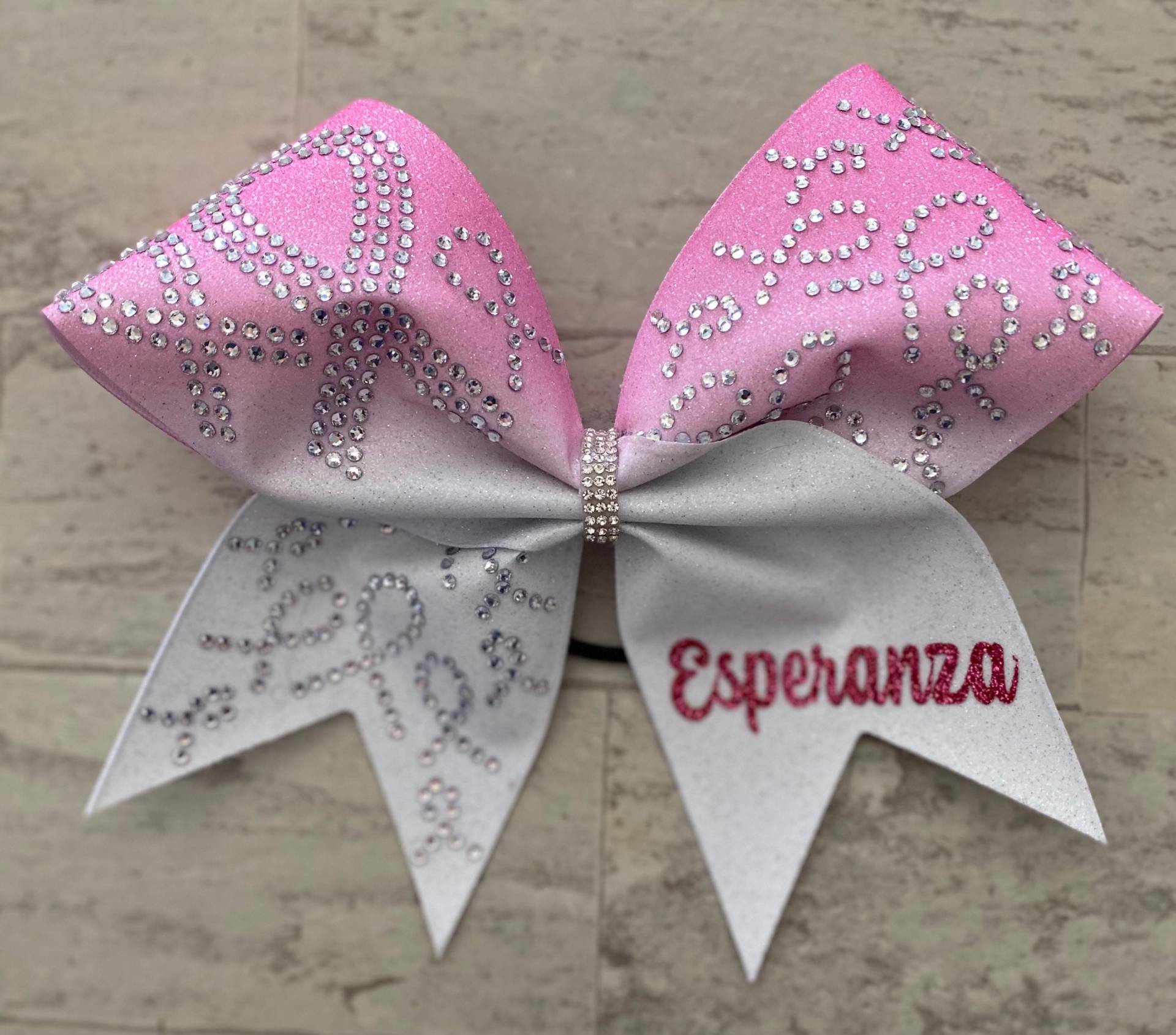 Awareness Cheer Bow - Pink Und Weiß Mit Strassbändern Individuellem Namen Auf Glitzerschleife. Brustkrebs Bewusstsein 3x7x7 Awareness Cheer Bow - Pink Und Weiß Mit Strassbändern Individuellem Namen Auf Glitzerschleife. Brustkrebs Bewusstsein 3x7x7 von JITStudio