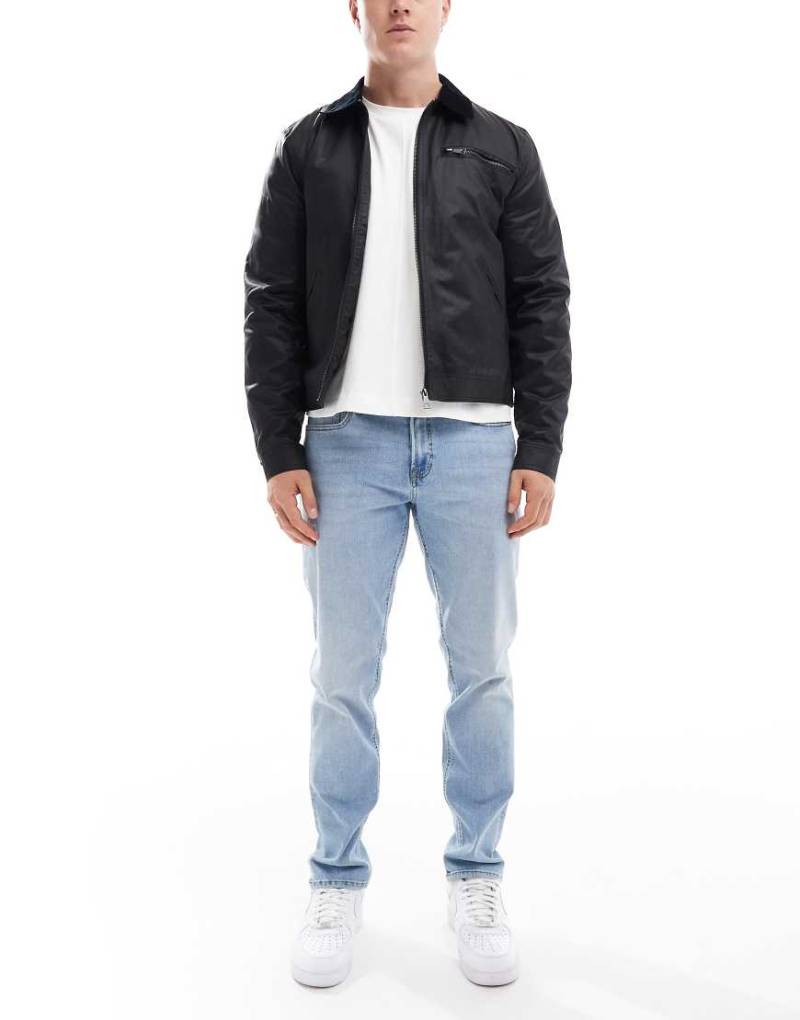 JJ Rebel - Adam - Schmal zulaufende Jeans in hellblauer Waschung von JJ Rebel