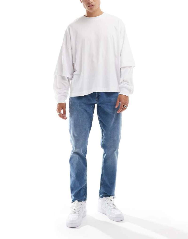JJ Rebel - Adam - Schmal zulaufende Jeans in mittelblauer Waschung von JJ Rebel