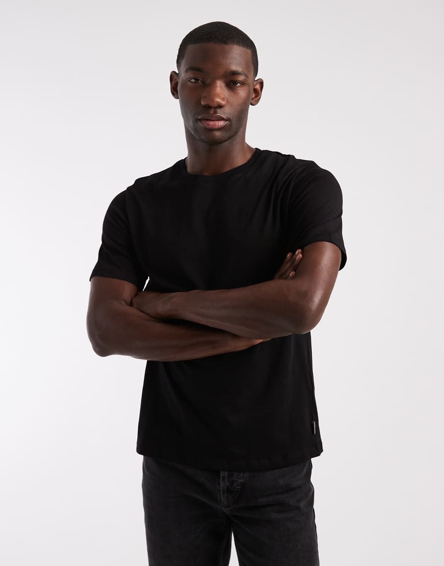 JJ Rebel - Basic-T-Shirt in Schwarz mit Regular-Fit-Passform von JJ Rebel