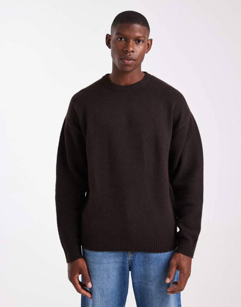 JJ Rebel - Flauschiger Pullover in Dunkelbraun mit Rundhalsausschnitt-Brown JJ Rebel - Flauschiger Pullover in Dunkelbraun mit Rundhalsausschnitt-Brown von JJ Rebel