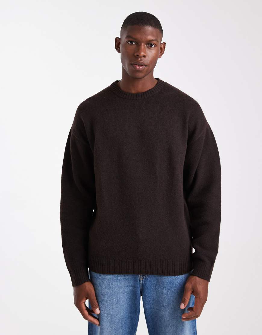 JJ Rebel - Flauschiger Pullover in Dunkelbraun mit Rundhalsausschnitt-Brown JJ Rebel - Flauschiger Pullover in Dunkelbraun mit Rundhalsausschnitt-Brown von JJ Rebel