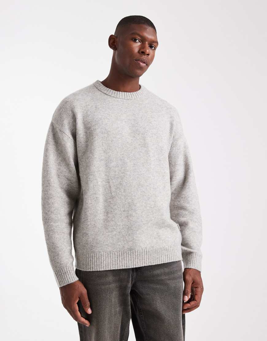 JJ Rebel - Flauschiger Pullover in Hellgrau mit Rundhalsausschnitt JJ Rebel - Flauschiger Pullover in Hellgrau mit Rundhalsausschnitt von JJ Rebel