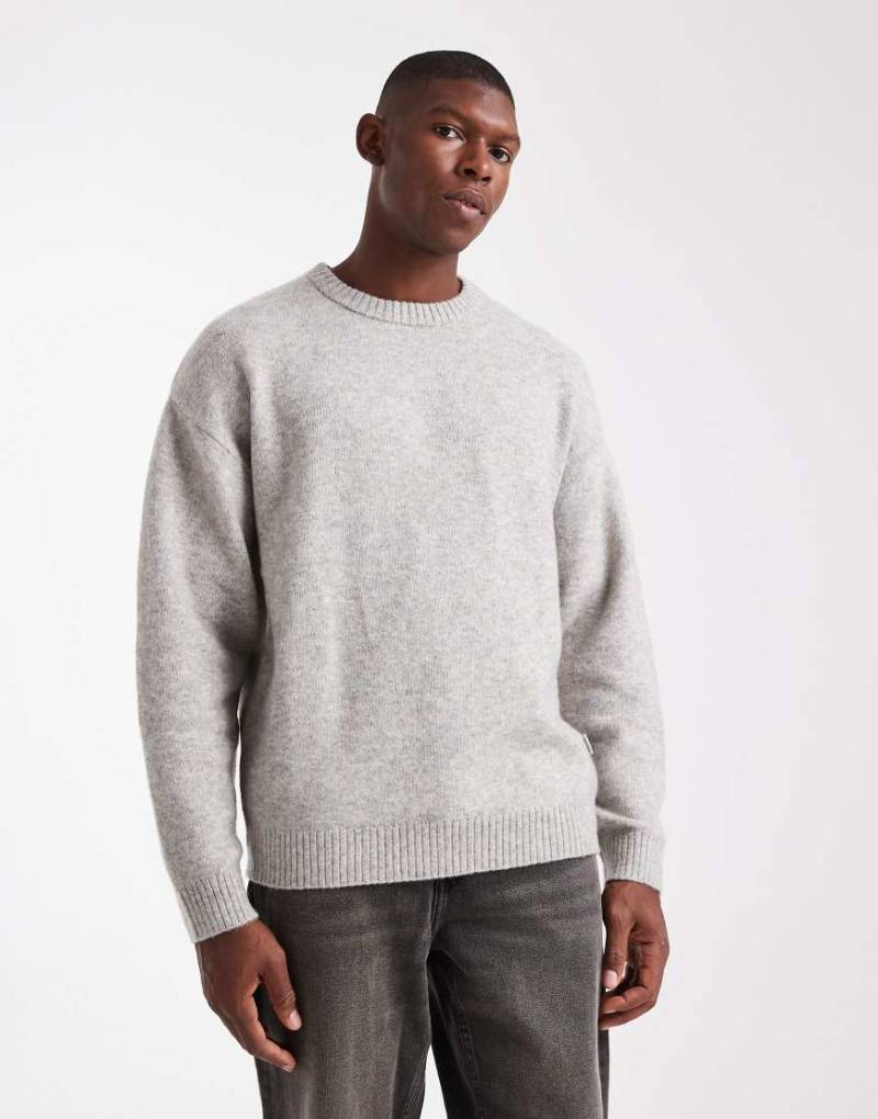 JJ Rebel - Flauschiger Pullover in Hellgrau mit Rundhalsausschnitt JJ Rebel - Flauschiger Pullover in Hellgrau mit Rundhalsausschnitt von JJ Rebel