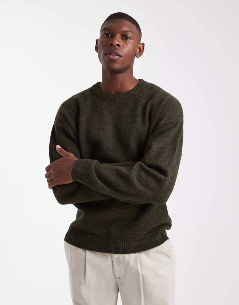 JJ Rebel - Flauschiger Pullover in Khaki mit Rundhalsausschnitt-Grün JJ Rebel - Flauschiger Pullover in Khaki mit Rundhalsausschnitt-Grün von JJ Rebel