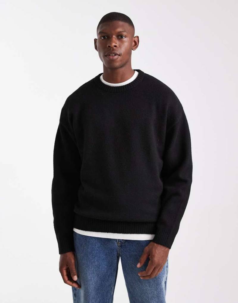 JJ Rebel - Flauschiger Relaxed-Fit-Pullover in Schwarz mit Rundhalsausschnitt von JJ Rebel