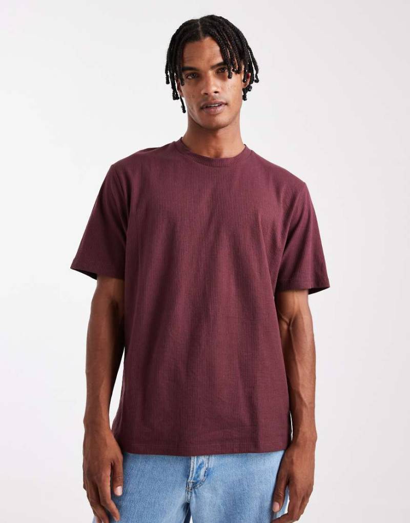 JJ Rebel - Geripptes T-Shirt in Burgunderrot von JJ Rebel