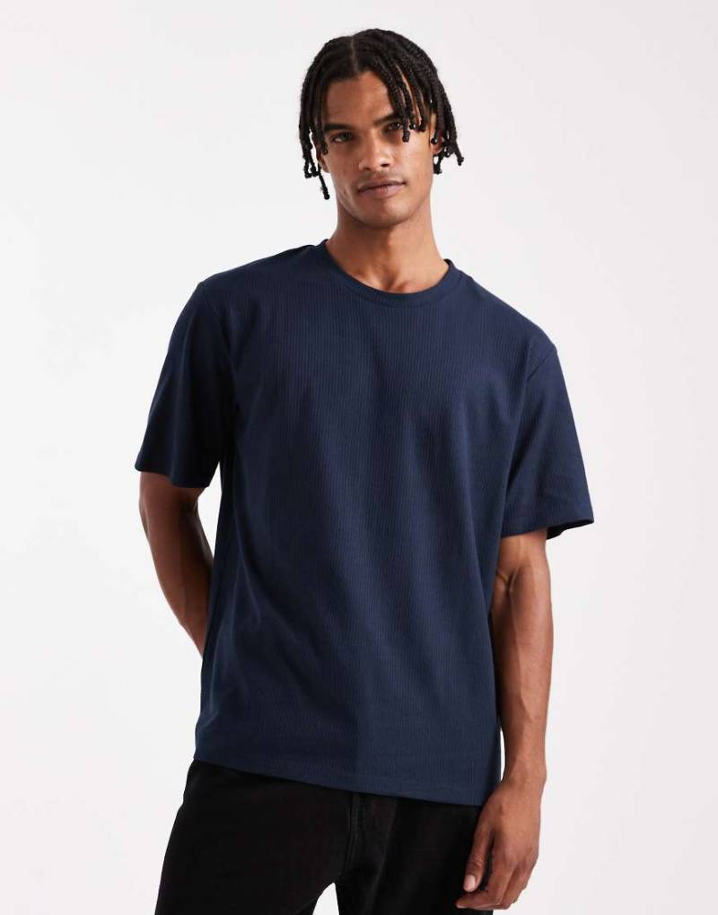 JJ Rebel - Geripptes T-Shirt in Marineblau von JJ Rebel