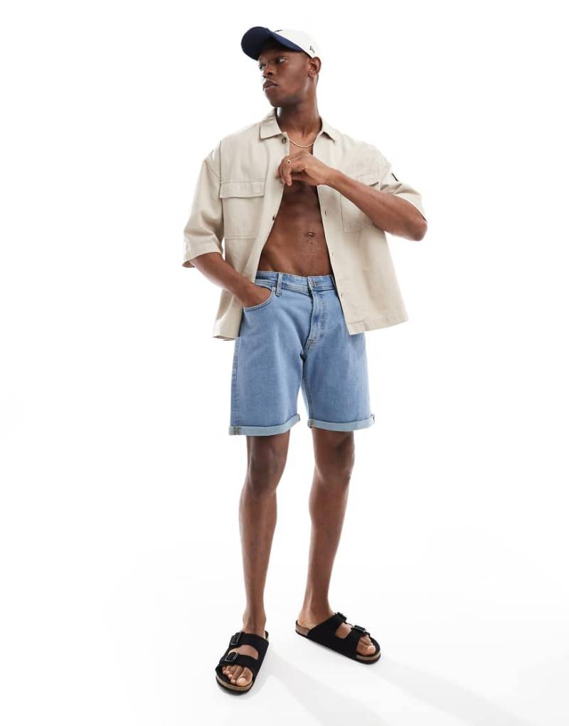 JJ Rebel - Jeans-Shorts in Hellblau mit Umschlag von JJ Rebel