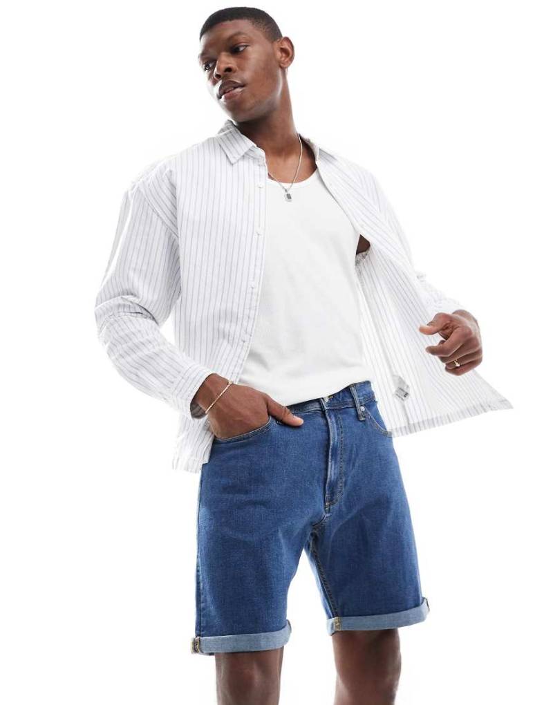 JJ Rebel - Jeans-Shorts in Mittelblau mit Umschlag von JJ Rebel