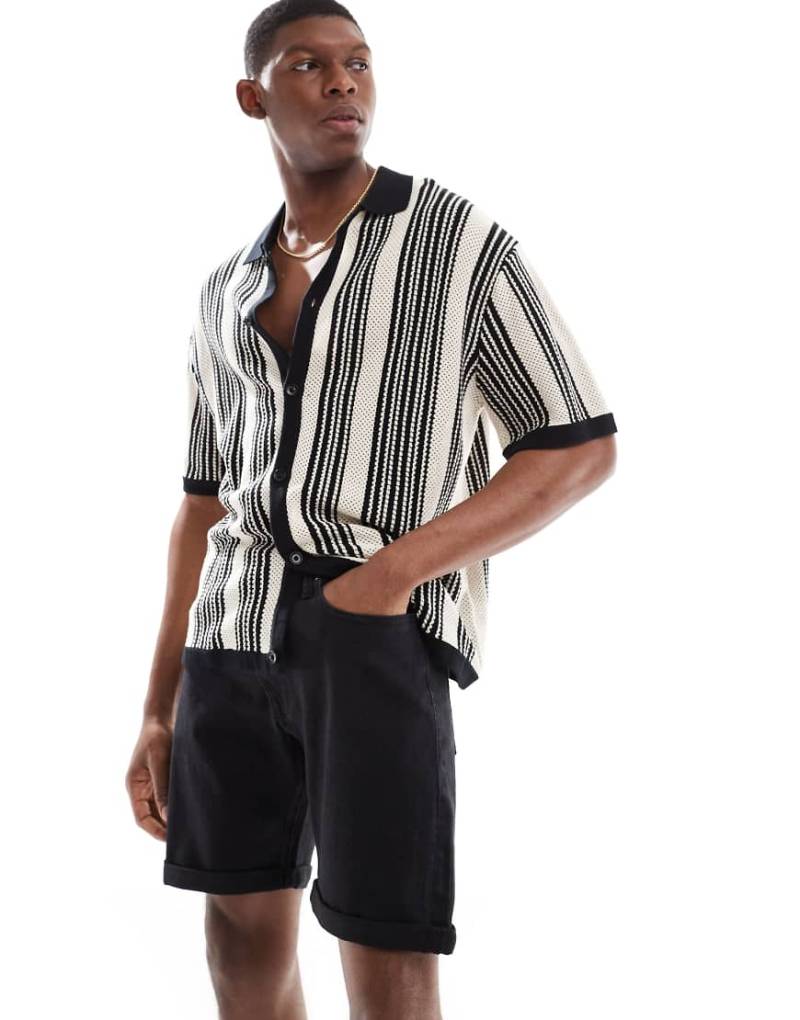 JJ Rebel - Jeans-Shorts in Schwarz mit Umschlag von JJ Rebel