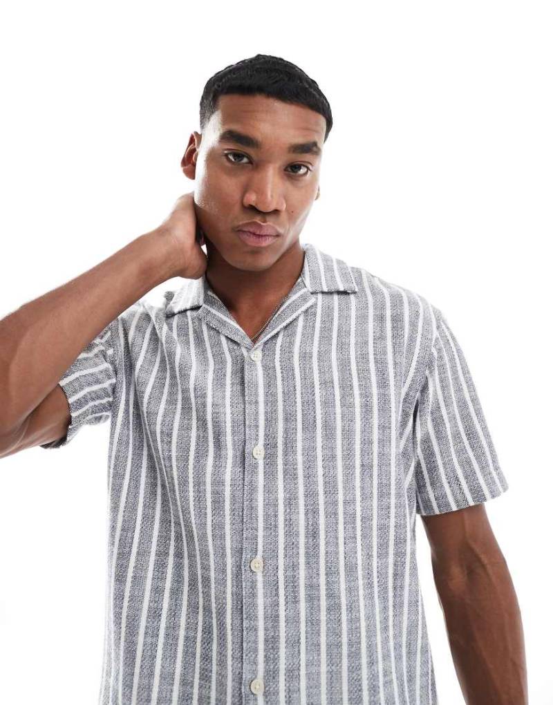 JJ Rebel - Kurzärmliges Hemd in Blau mit Streifen, Struktur und Reverskragen von JJ Rebel