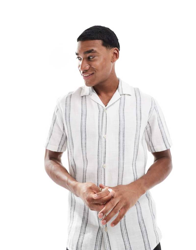 JJ Rebel - Kurzärmliges Hemd in Weiß mit Streifen, Struktur und Reverskragen von JJ Rebel