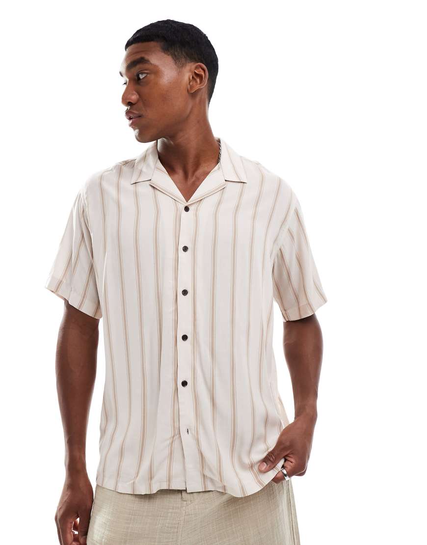 JJ Rebel - Kurzärmliges Hemd mit Reverskragen und Streifen in Beige-Neutral JJ Rebel - Kurzärmliges Hemd mit Reverskragen und Streifen in Beige-Neutral von JJ Rebel