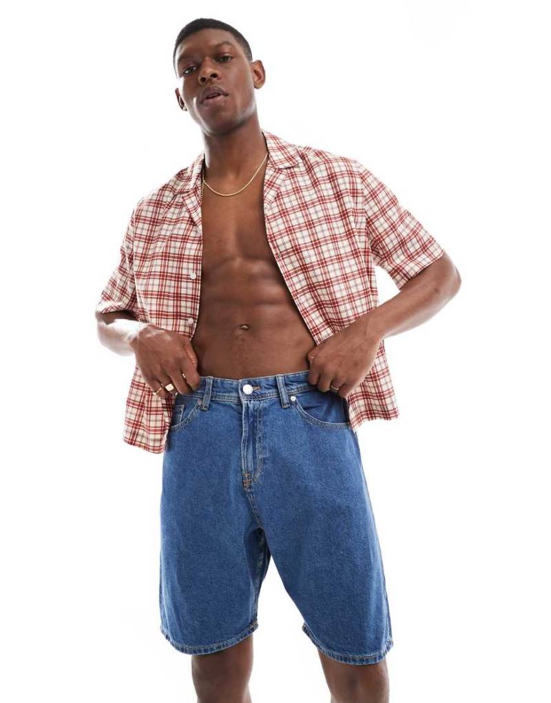 JJ Rebel - Locker geschnittene Jeansshorts in mittelblauer Waschung von JJ Rebel