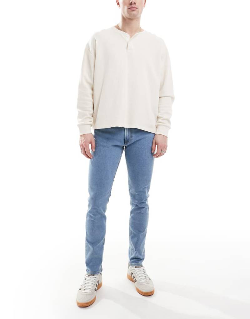 JJ Rebel - Luke - Schmal geschnittene Jeans in hellblauer Waschung von JJ Rebel