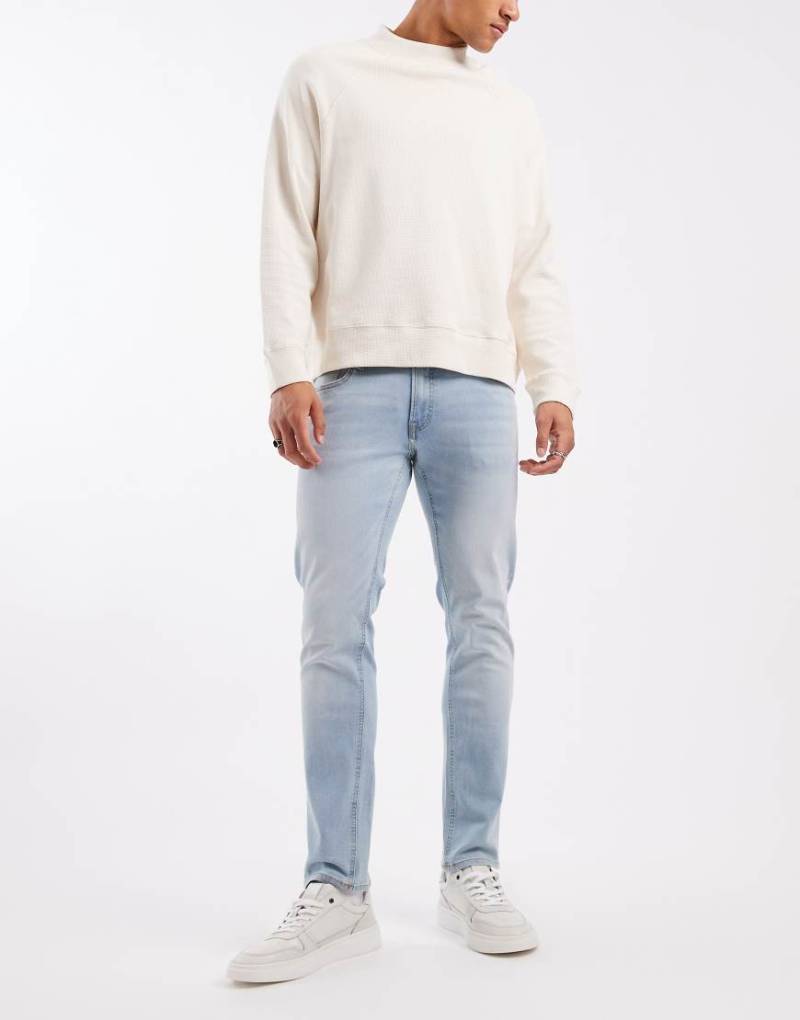 JJ Rebel - Luke - Schmal geschnittene Jeans in heller Vintage-Waschung-Blau von JJ Rebel