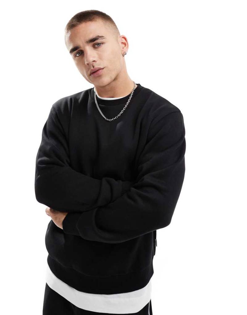 JJ Rebel - Oversize-Sweatshirt in Schwarz mit Rundhalsausschnitt von JJ Rebel