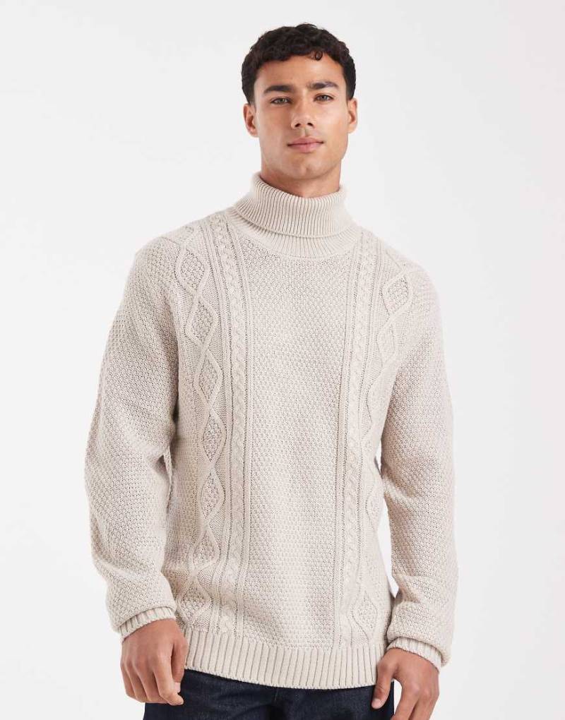 JJ Rebel - Pullover mit Rollkragen und Zopfmuster in Beige-Neutral von JJ Rebel