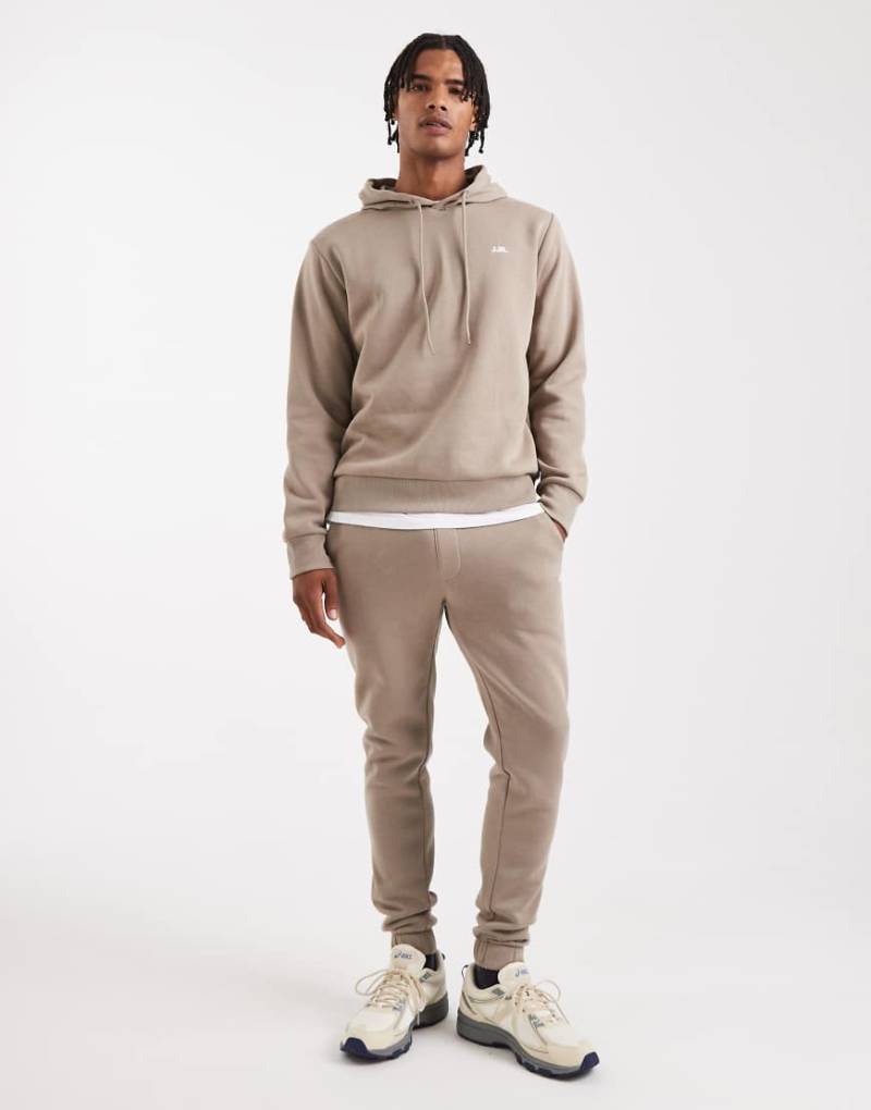 JJ Rebel - Schmal geschnittene Jogginghose in Beige mit Logo-Neutral von JJ Rebel