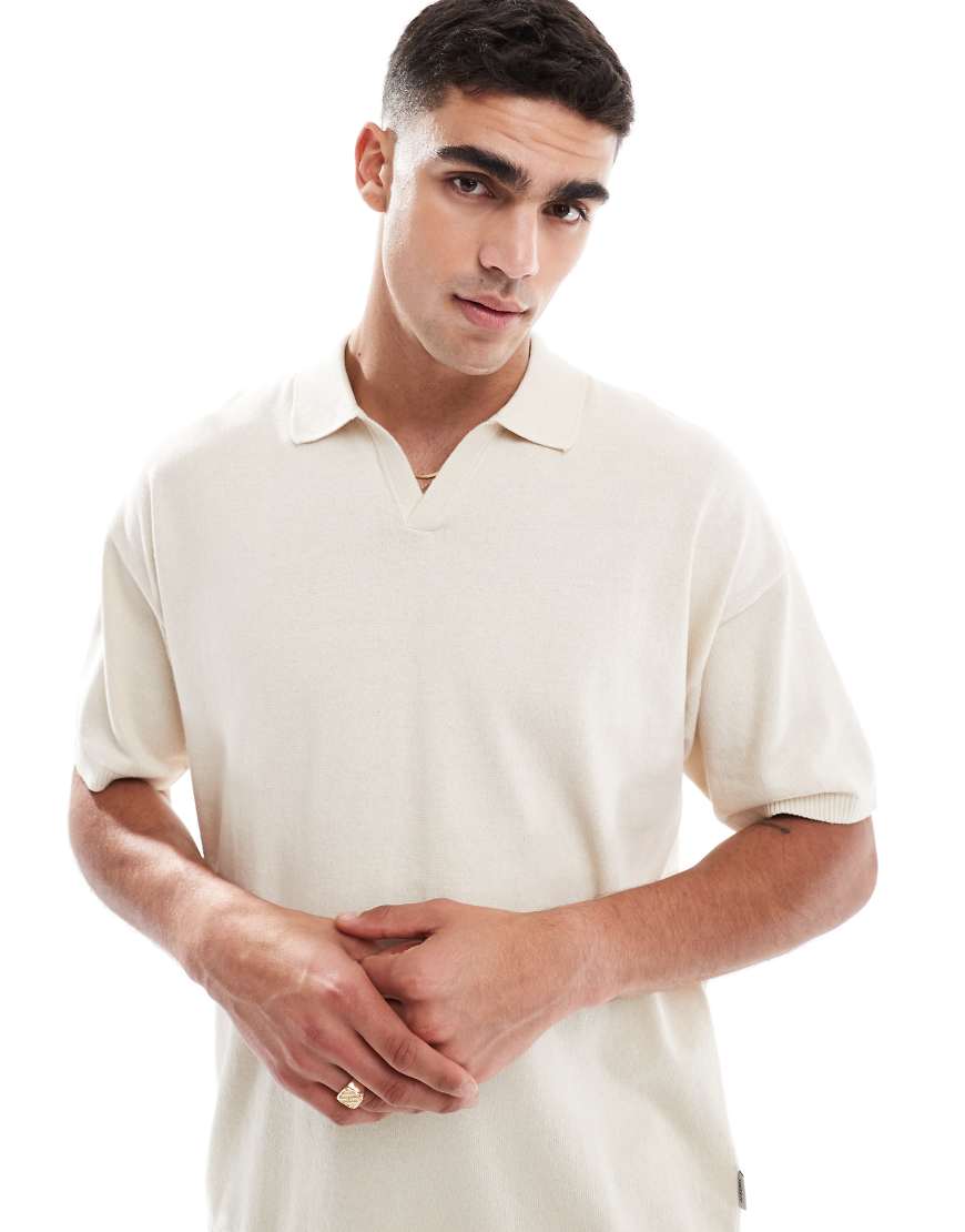 JJ Rebel - Strick-Polohemd in Creme mit geteiltem Ausschnitt-Weiß von JJ Rebel