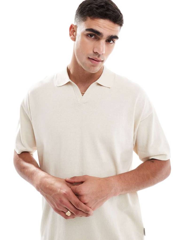 JJ Rebel - Strick-Polohemd in Creme mit geteiltem Ausschnitt-Weiß von JJ Rebel