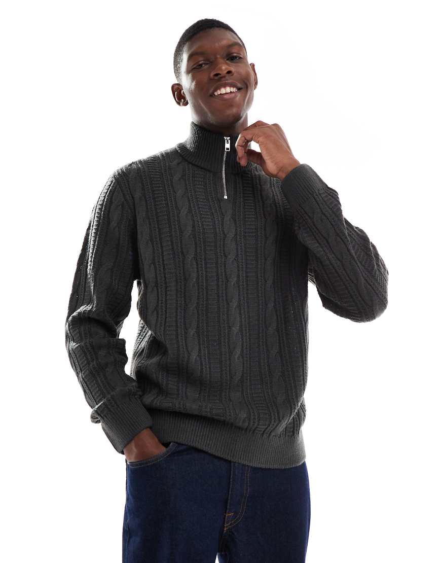 JJ Rebel - Strickpullover in Dunkelgrau mit Zopfmuster und kurzem Reißverschluss von JJ Rebel