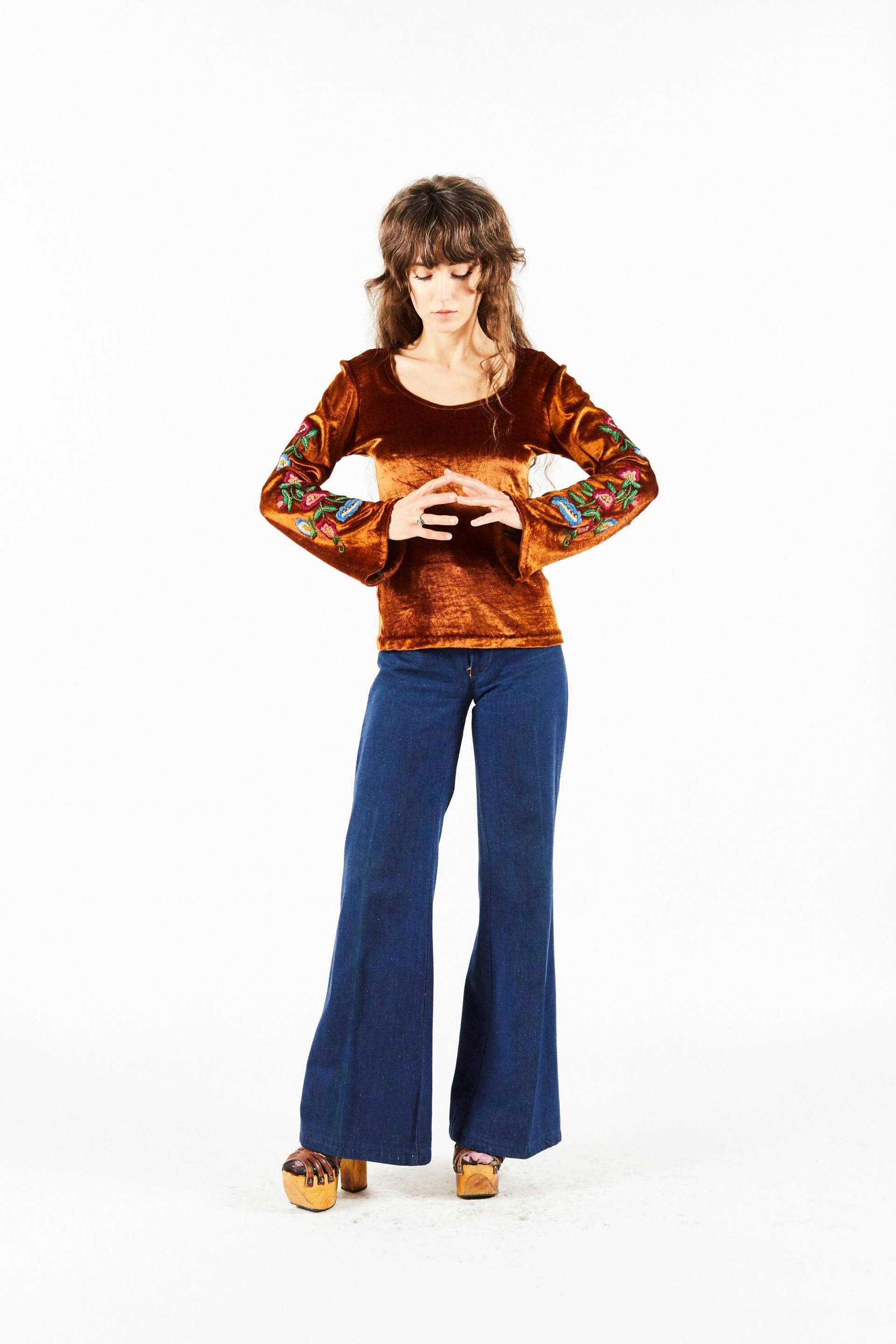 Lollypops Und Rosen Samt Braun Bell Sleeve Bluse W Floral Stickerei Auf Ärmeln - Jumping Jack Flash Jj Overstock Nyc Lollypops Und Rosen Samt Braun Bell Sleeve Bluse W Floral Stickerei Auf Ärmeln - Jumping Jack Flash Jj Overstock Nyc von Items111111111