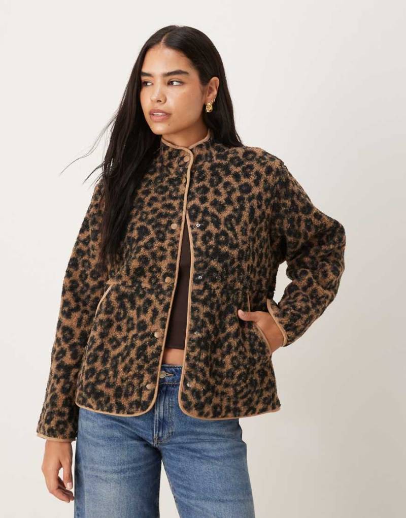 JJXX - Bunte Mütze aus Teddyfell mit Leopardenmuster von JJXX