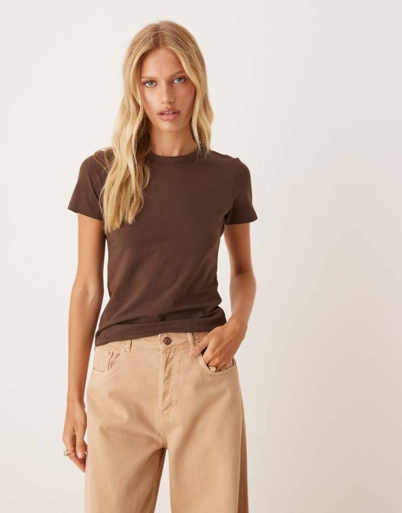 JJXX - Figurbetontes T-Shirt in Braun-Brown von JJXX