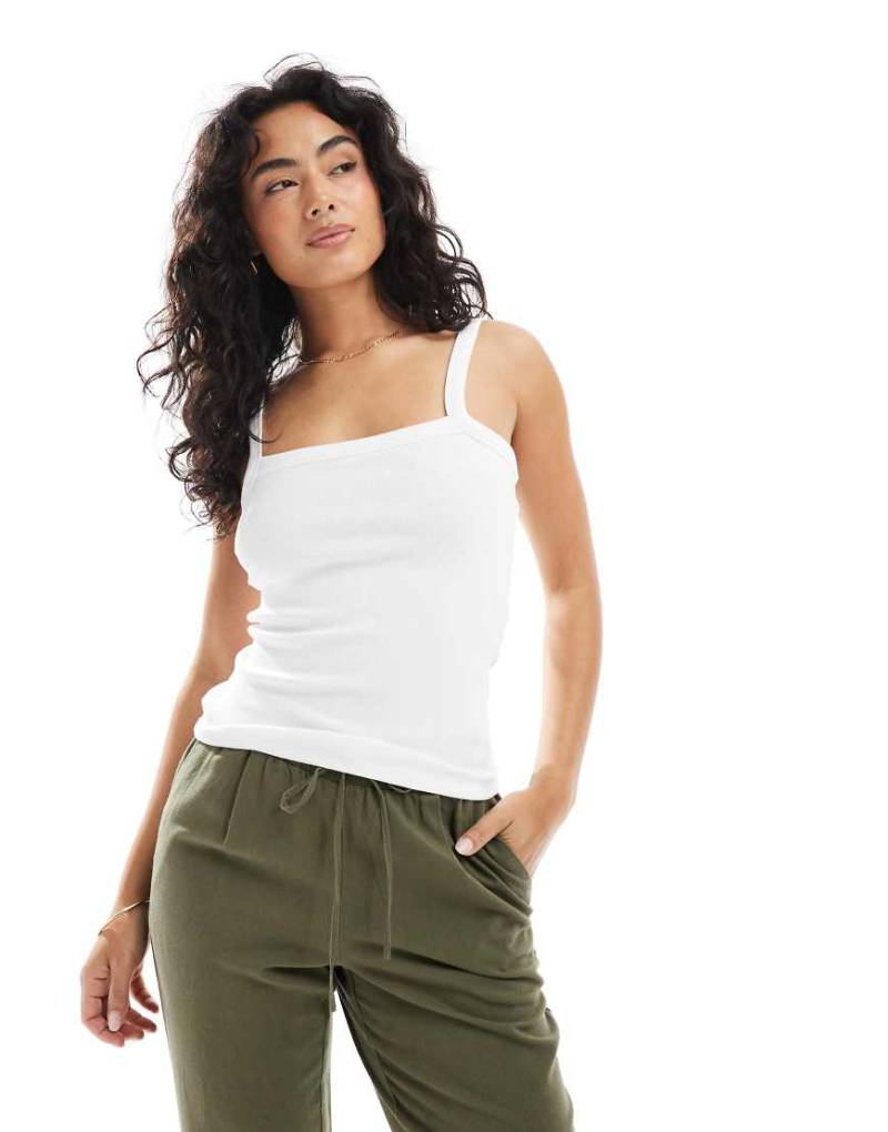 JJXX - Geripptes Oberteil in Weiß mit Trägern und eckigem Ausschnitt von JJXX