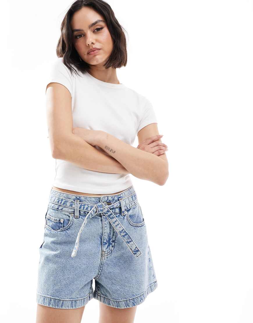 JJXX - Jeans-Shorts in Hellblau mit Bindegürtel von JJXX