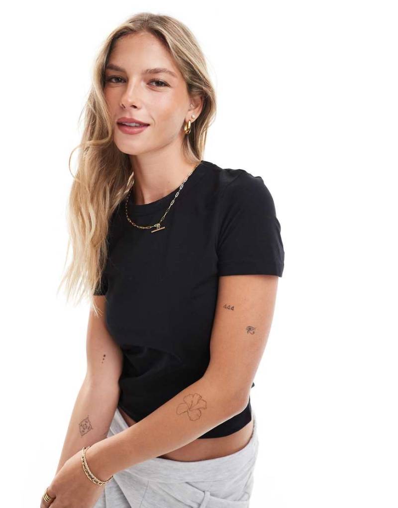 JJXX - Knapp geschnittenes T-Shirt in Schwarz von JJXX