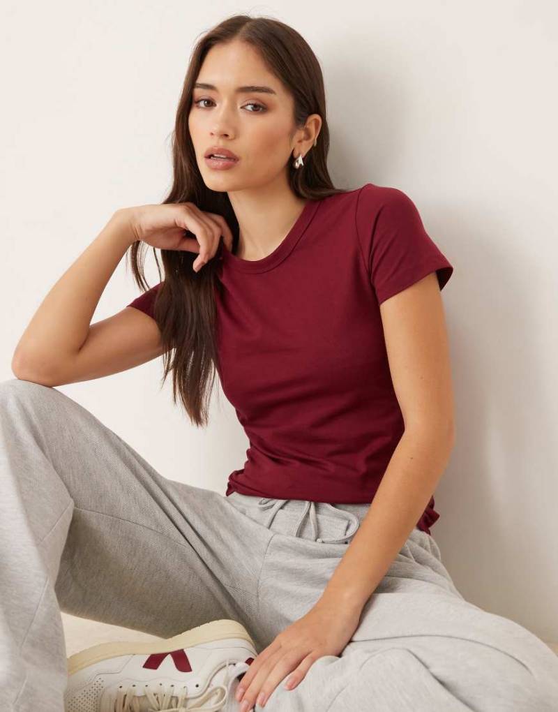 JJXX - Tailliertes T-Shirt in Burgunderrot von JJXX