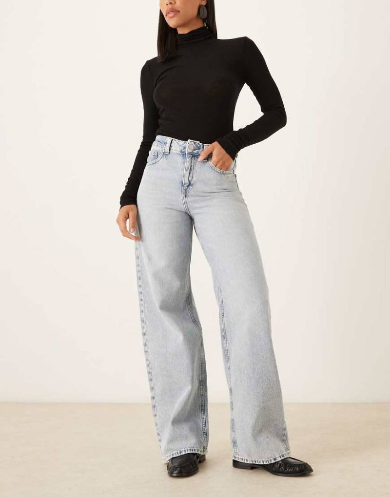 JJXX - Tokyo - Weit geschnittene Jeans in hellblauer Bleach-Waschung von JJXX