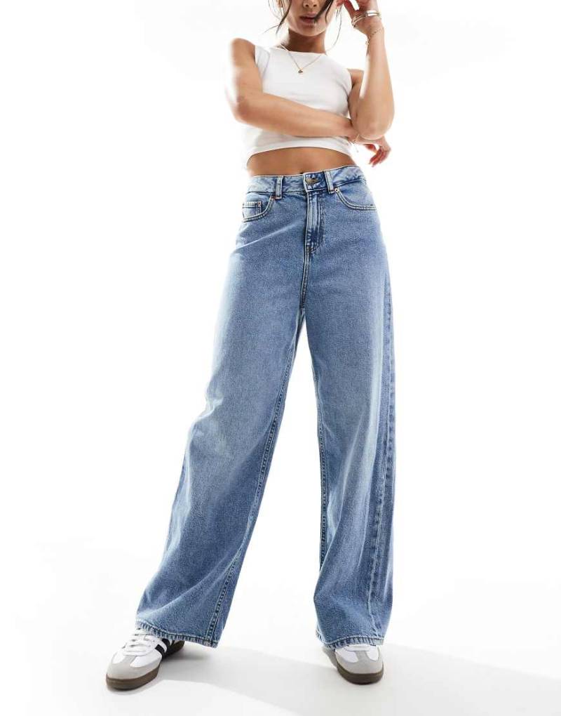 JJXX - Tokyo - Weit geschnittene Jeans in hellblauer Waschung JJXX - Tokyo - Weit geschnittene Jeans in hellblauer Waschung von JJXX