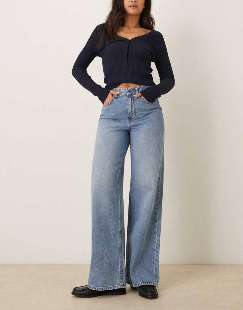 JJXX - Tokyo - Weit geschnittene Jeans in hellblauer Waschung von JJXX