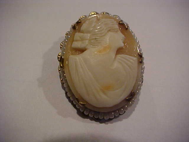 Jahrgang Shell Cameo Lady Pin/Brosche W/Perle Trim in Goldton Einstellung Jahrgang Shell Cameo Lady Pin/Brosche W/Perle Trim in Goldton Einstellung von JJsGoodBuys