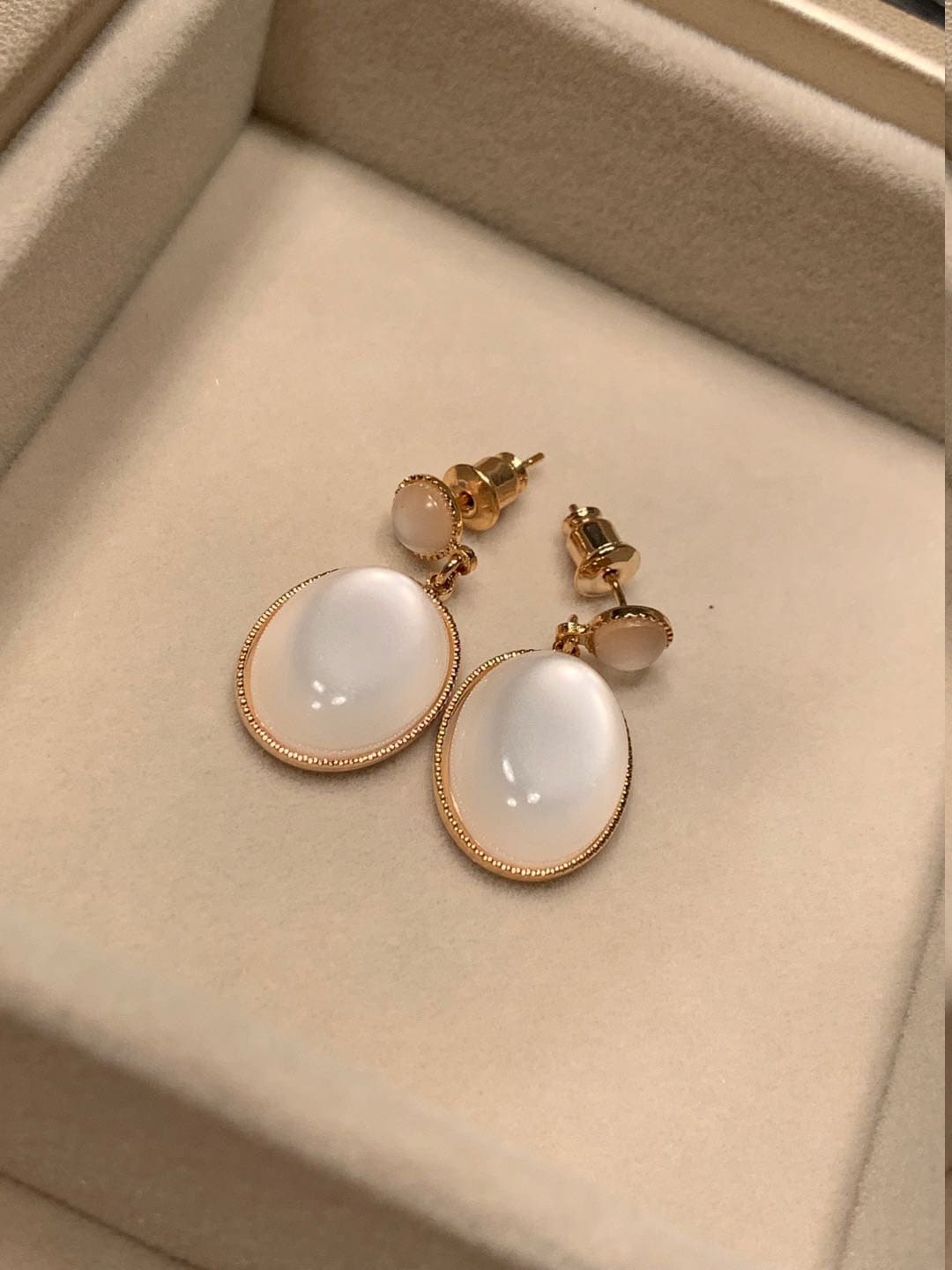 Weißes Mondlicht Runde Opal Glas Drop Ohrring Weißes Mondlicht Runde Opal Glas Drop Ohrring von JJsVelvetBox